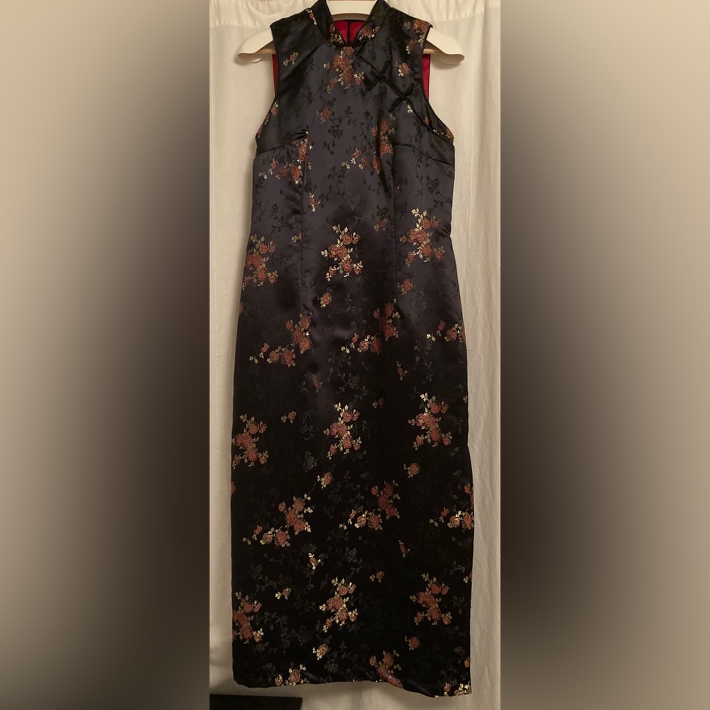 Gorgeous for a holiday or a wedding - vintage Cheongsam, Asian inspired dress.
